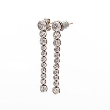 Earrings in 18K white gold set with brilliant-cut diamonds.