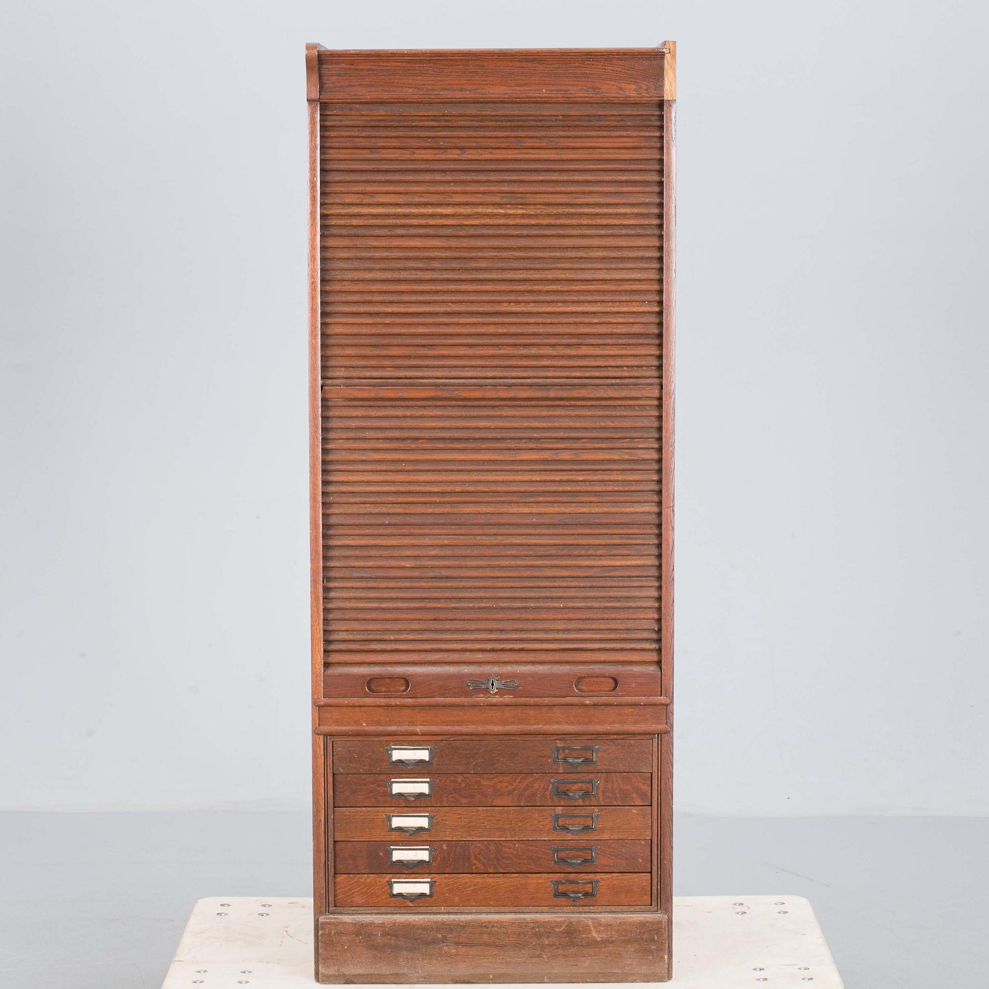 ARKIVSKÅP med jalusi, betsat trä. 1900-talets flrsta hälft.