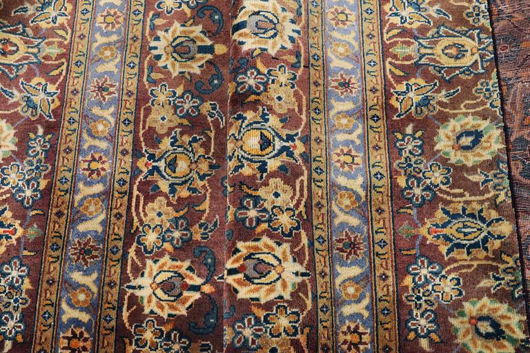 A carpet, Kashan, ca 325 x 209 cm.