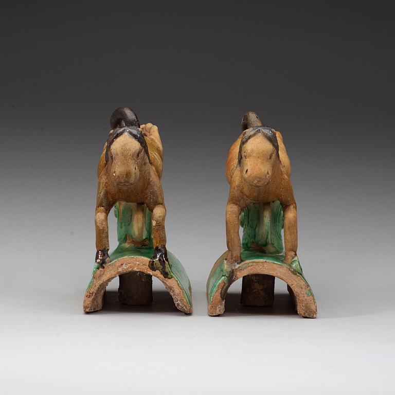 TAKRYTTARE ett par, keramik, Mingdynastin, 1600-tal.
