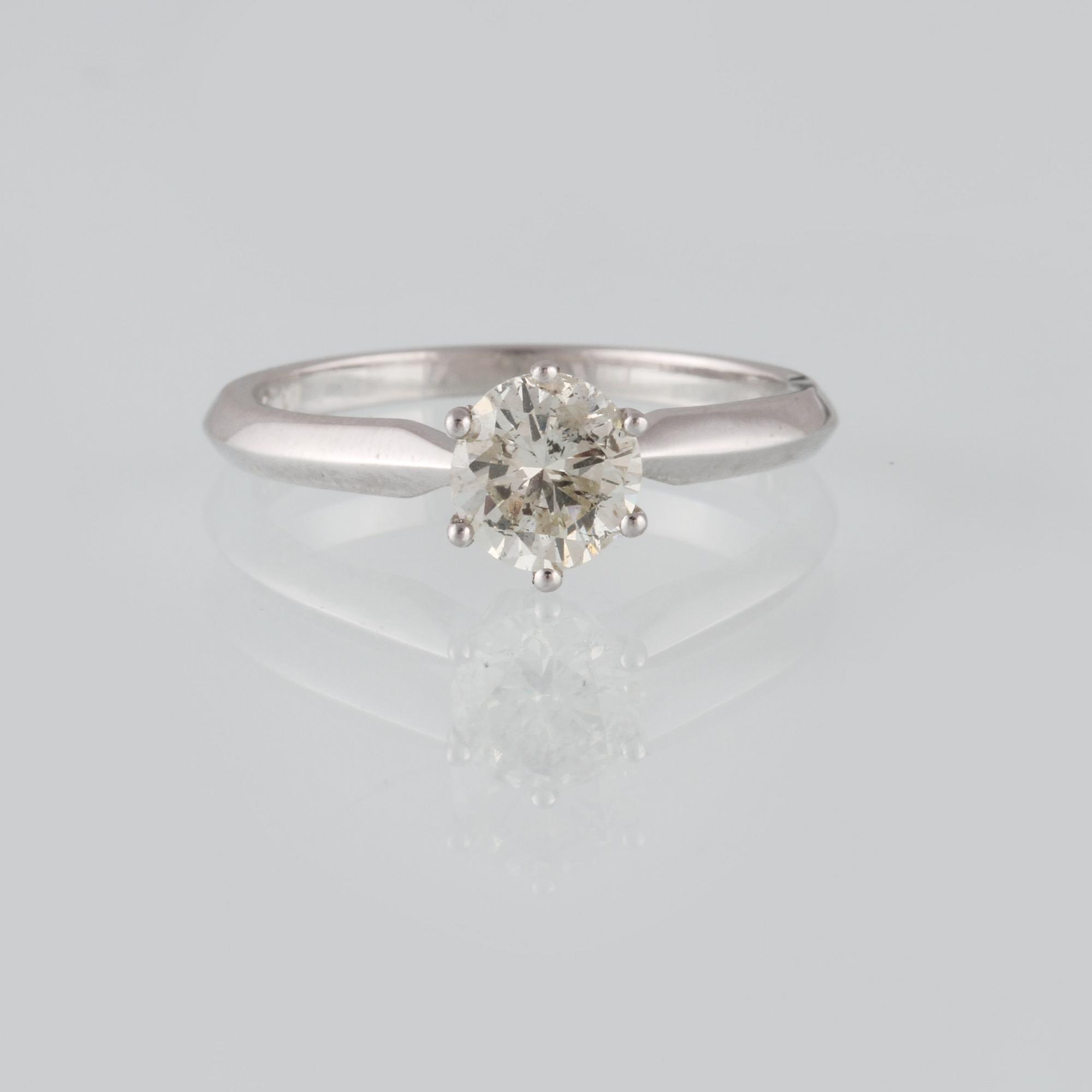 RING, 18K vitguld med briljantslipad diamant 1.03 ct. Vikt 3,6 gram.