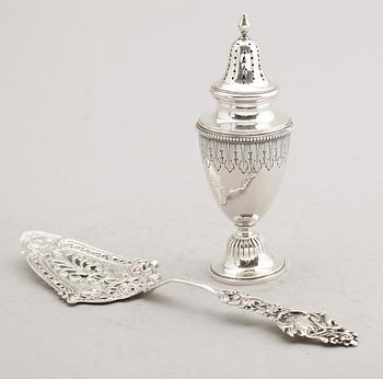 SOCKERSTRÖARE samt TÅRTSPADE, silver, 1900-tal. Vikt ca  192 g.