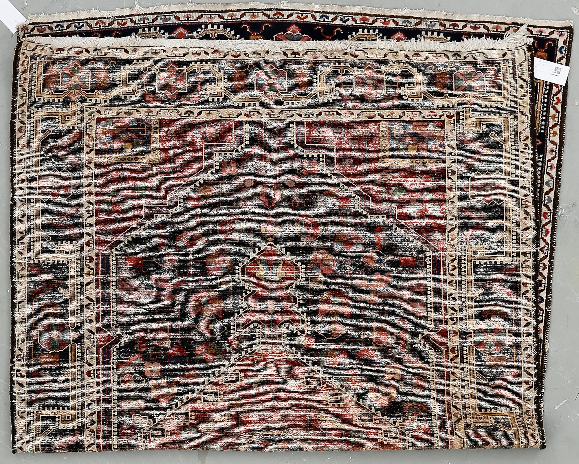 MATTA, semiantik Heris. Ca 204x125 cm.