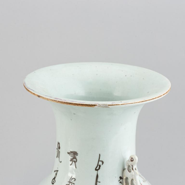 VASER, två stycken, porslin. Kina, 1900.tal.