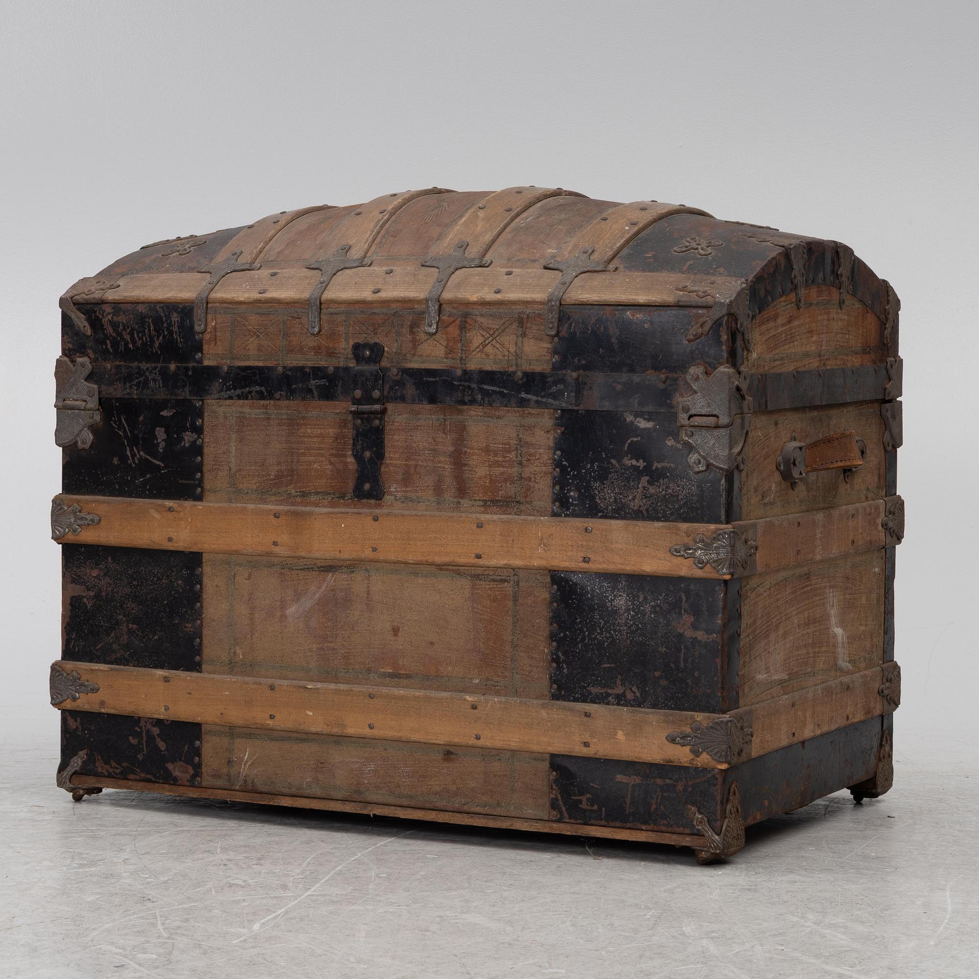 A trunk, late 19th century.