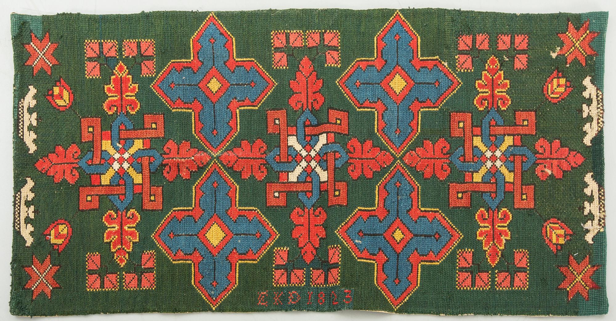 AGEDYNA (Åkdyna), twistsöm/korsstygn, Skåne, monogram EKD, daterad 1823. Ca 107 x 55,5 cm.