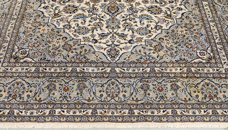 A Keshan carpet, approx. 353 x 250 cm.