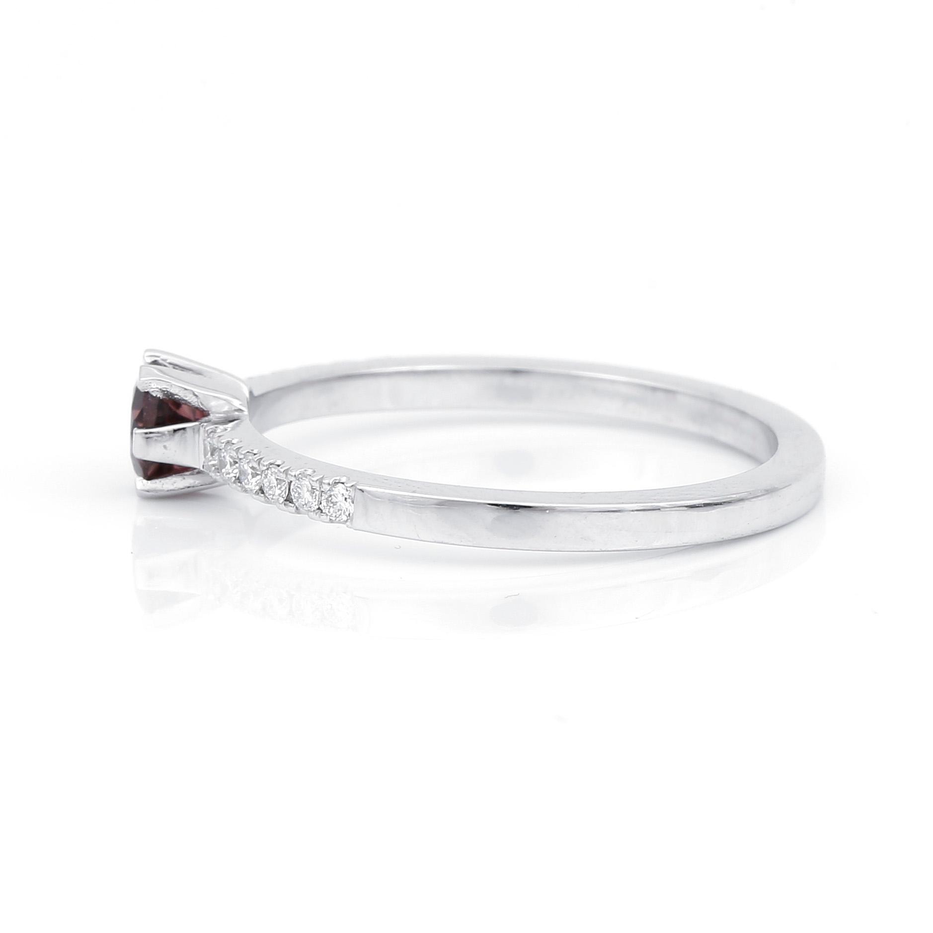 RING, 14K vitguld med turmalin 0,29 ct och briljantslipade diamanter tot ca 0,11 ct. Vikt 2,20 gram.