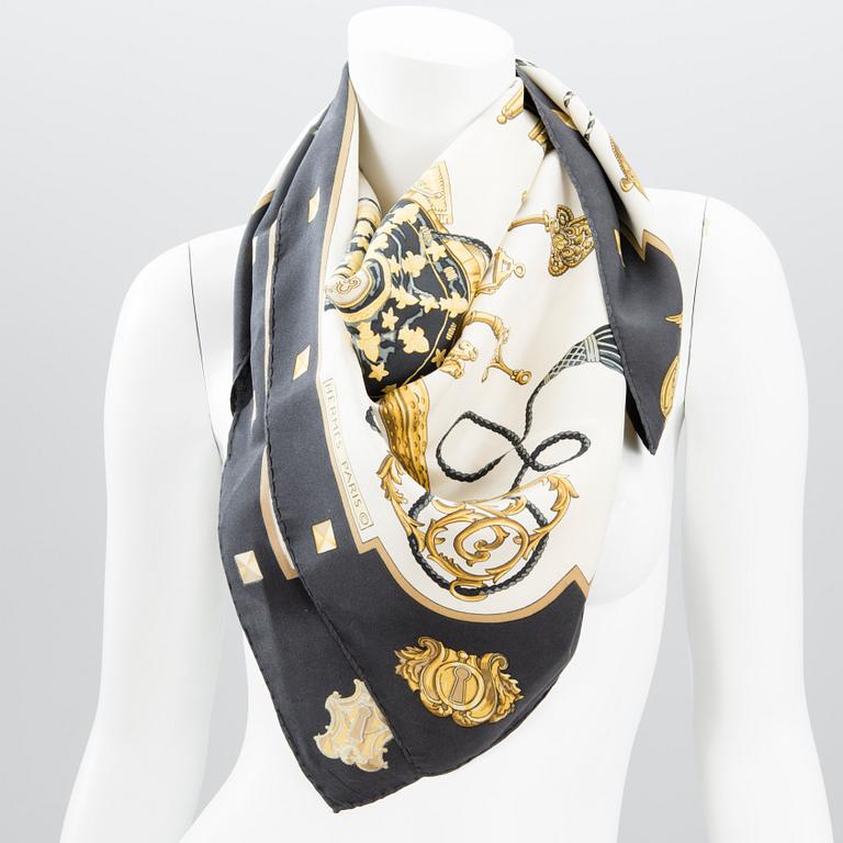 HERMÈS, TVÅ SIDENSCARFAR.