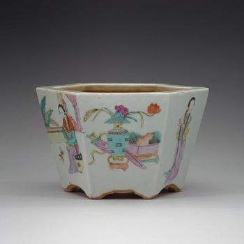 A famille rose flower pot, late Qing dynasty (1644-1912).