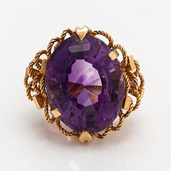 An 18K gold cocktail ring with an amethyst.