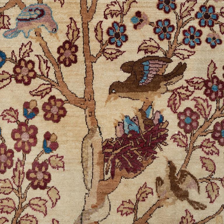 A RUG, a semi-antique Esfahan probably, figural, ca 214,5 x 137,5 cm.