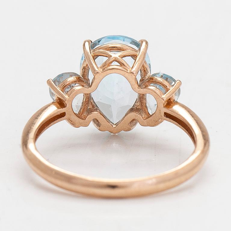 A 14K gold ring with topazes, Russia 2000-tal.