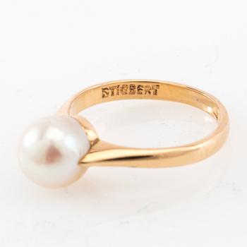 Ring, 18K gold and pearl, Stigbert, Stockholm, 1964.