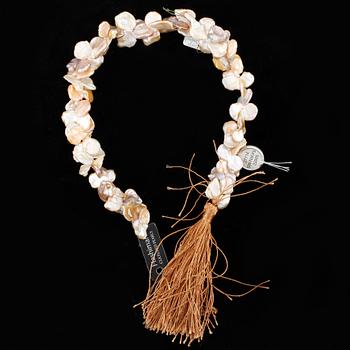 PARTI ODLADE PÄRLOR, 3 rader var av ett med 18k guldlås.