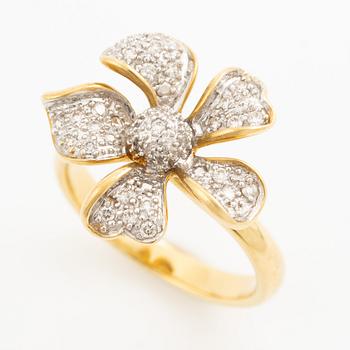 Ring i form av en blomma 18K guld med runda briljantslipade diamanter.