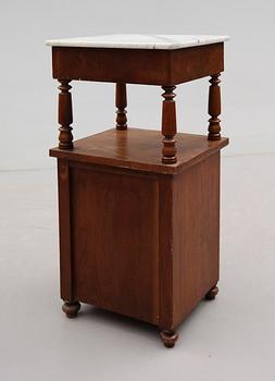 SÄNGBORD, 1800-talets andra hälft.