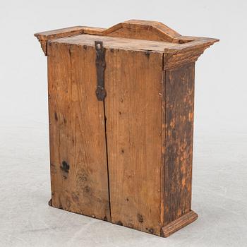 Hängskåp, senbarock, allmoge, daterat 1757.