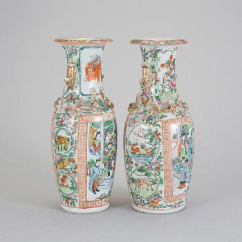 VASER, 2 st, porslin. Kina, omkring 1900.