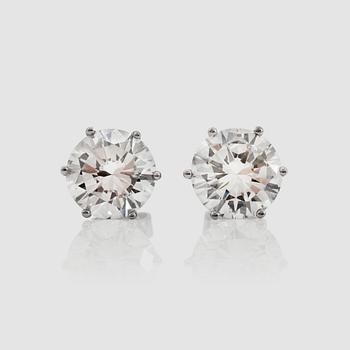 1172. A pair of diamond solitaire earstuds. 2.97 cts and 2.93 cts. Quality K/VVS1 according to HRD certificates.