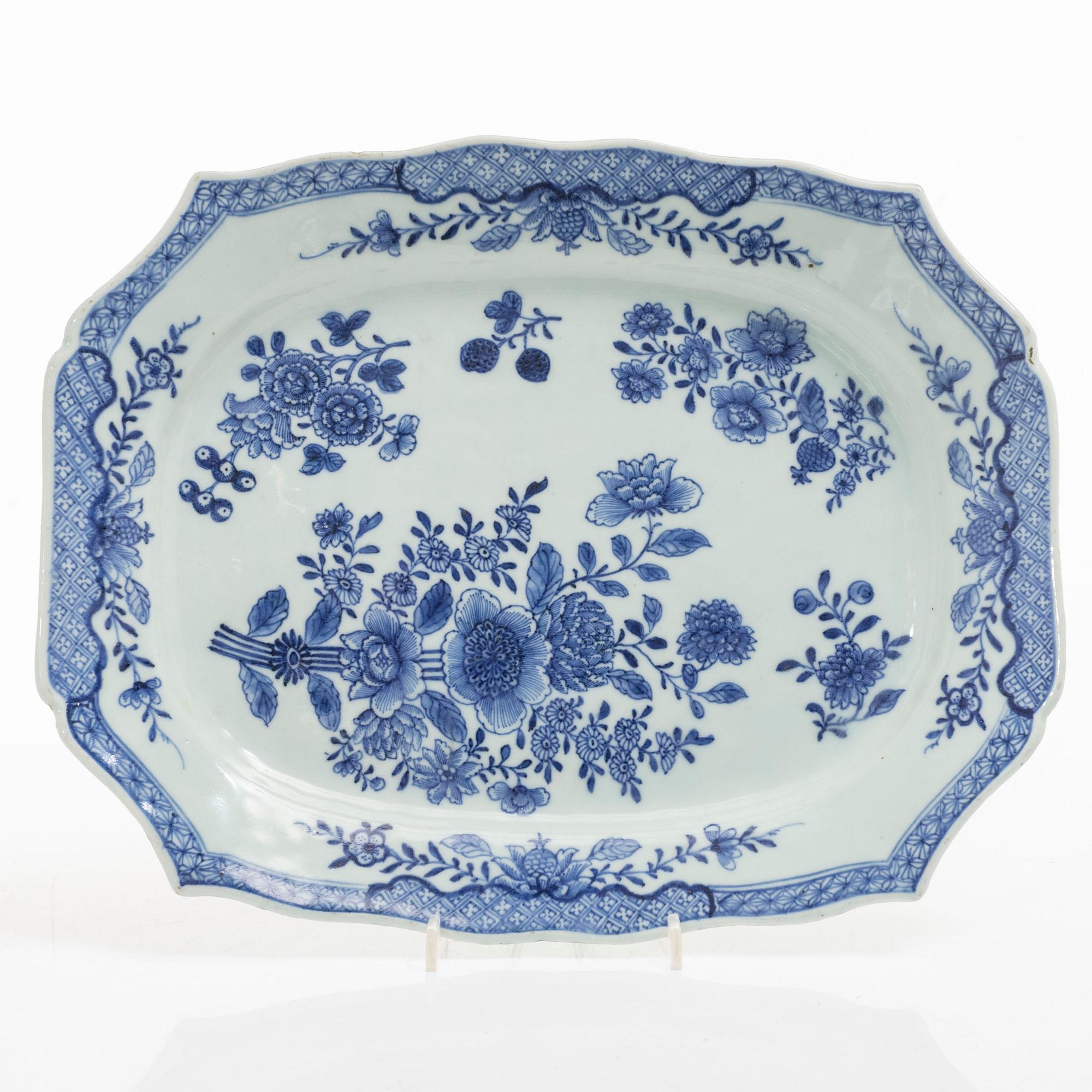 Two Chinese blue and white export porcelain dishes, Qing dynasty, Qianlong (1736-95).