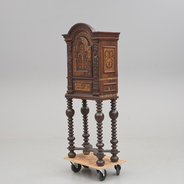 SKÅP, delvis renässans/barock, 1600-/1700-tal.
