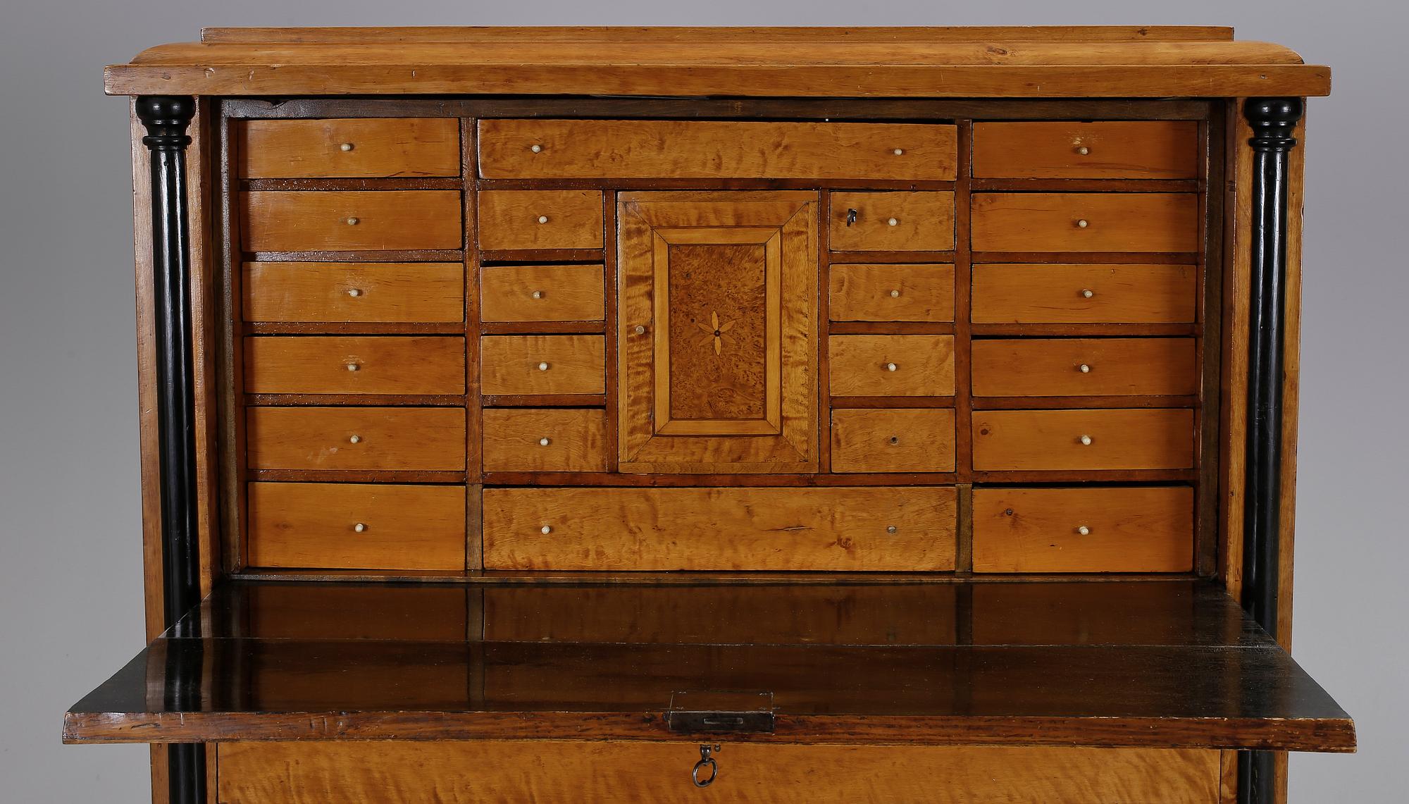 CHIFFONJÈ, Biedermeier/Karl Johan, omkring 1800-talets mitt.