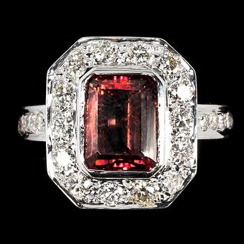 1115. RING, step cut pink tourmaline and brilliant cut diamonds, tot. app. 1 ct.