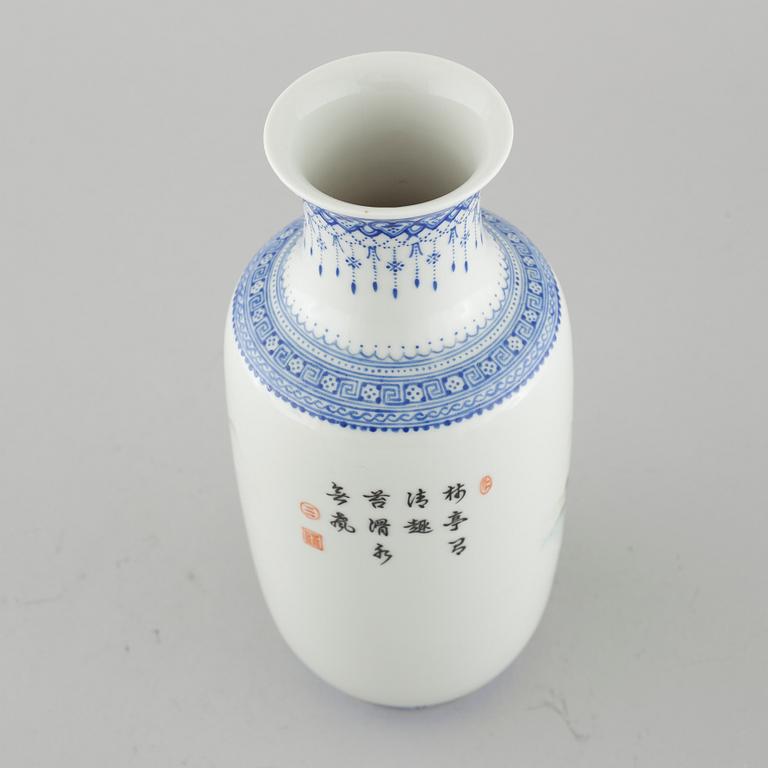 A Chinese porcelain vase, second half of the 20th century.