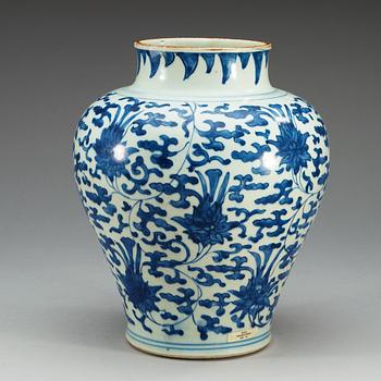 A blue and white Transitional jar, 17th Century.