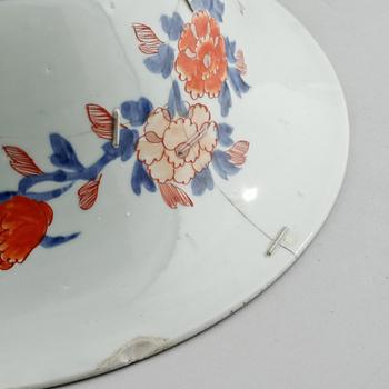 FISKBASSÄNG, porslin, Japan, 1800/1900-tal.