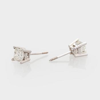 Korvakorut, prinsessihiotut timantit yhteensä noin 1,00 ct, 14K valkokultaa.