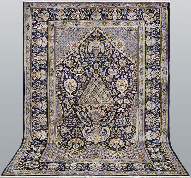 A Kashan rug, ca 206 x 143 cm.