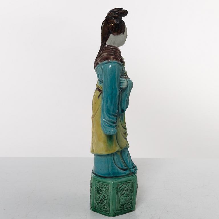 A Chinese porcelain figure of an elegant lady, 20th century.