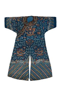 948. A Chinese embroidered silk robe, Qing dynasty, 19th Century.