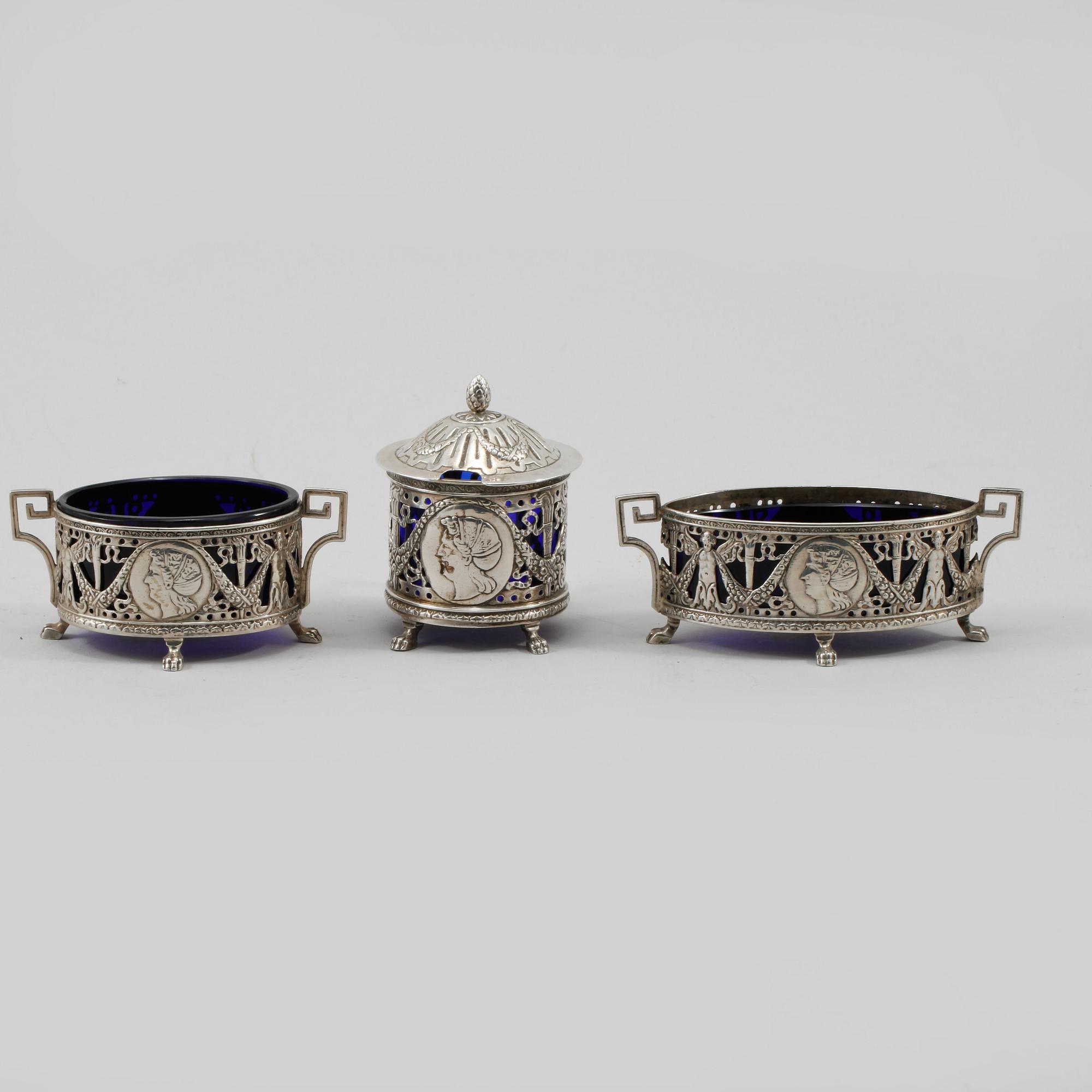 SALTKAR, 2 st, och SENAPSKANNA, silver och glas, 1900-talets första hälft, vikt exklusive glas 213 gram.