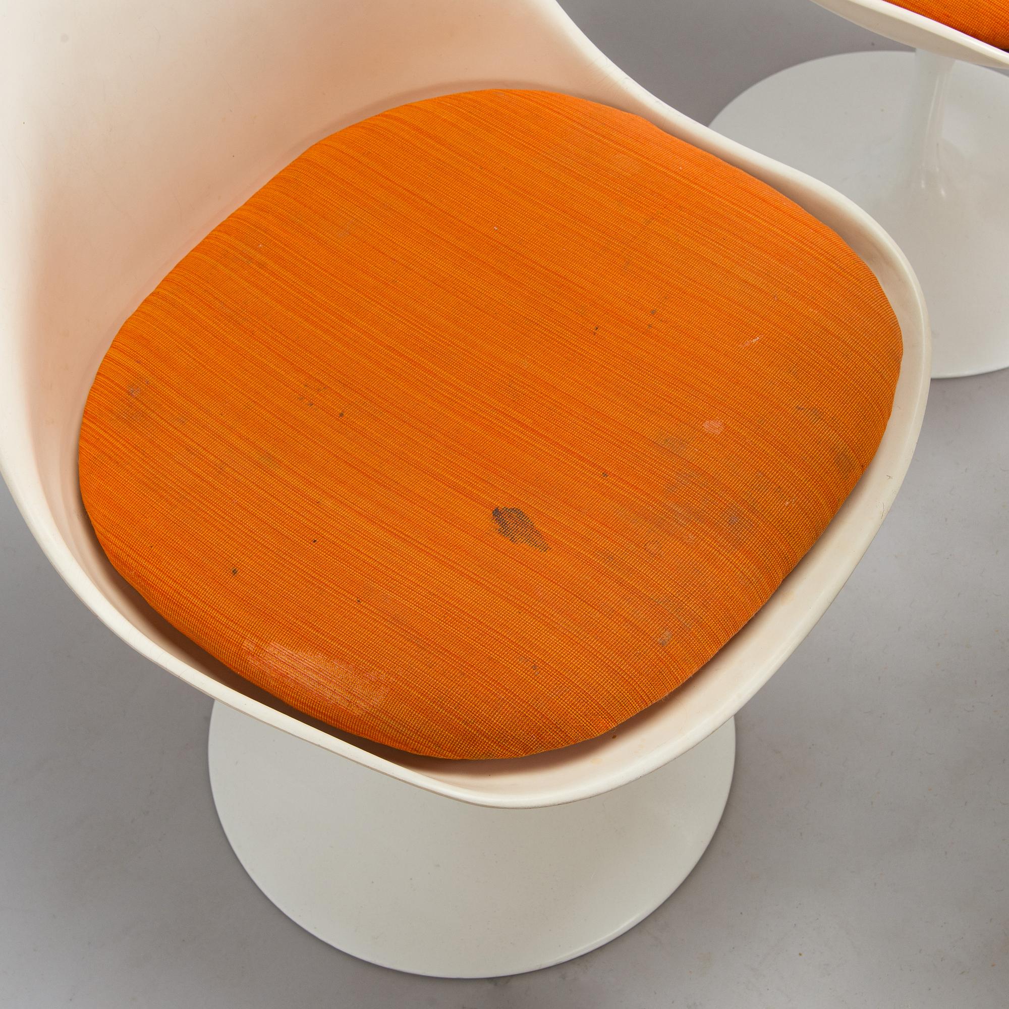 Eero Saarinen, A 'Tulip' furniture set, table with eight chairs, Knoll International, 1970s.