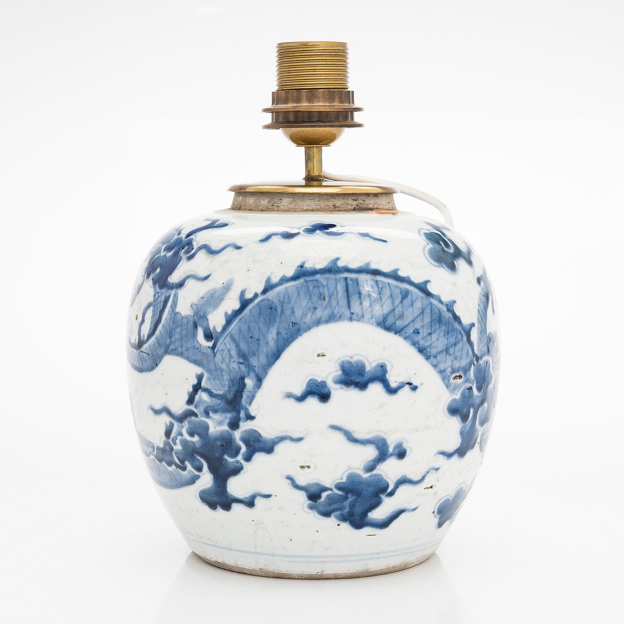 Bojaani/lampunjalka, posliinia. Kiina, Qing-dynastia, 1800-luku.