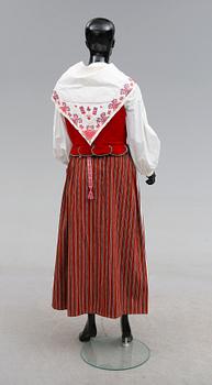 FOLKDRÄKT, 8 delar, Skedevi, Östergötland, 1900-tal.