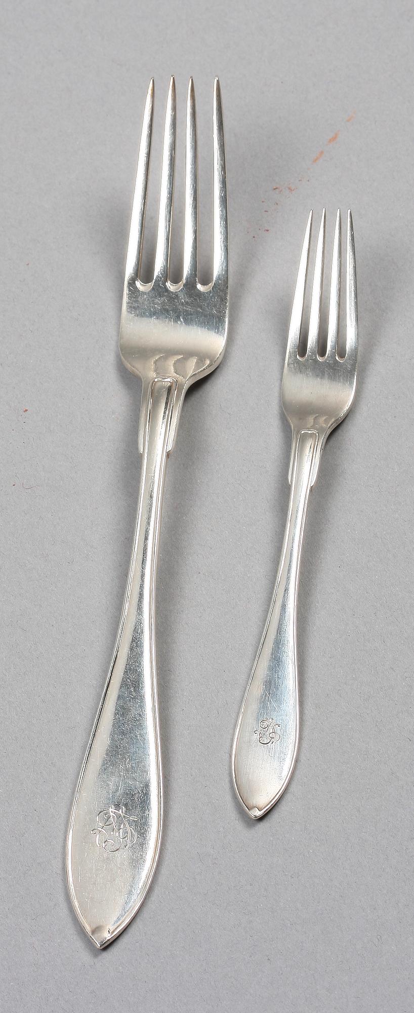 BESTICKSERVIS, ca 70 delar. Silver. Modell "Svensk Spets". GAB, Stockholm 1936 samt Otto Larsson, Karlskrona 1913-25.
