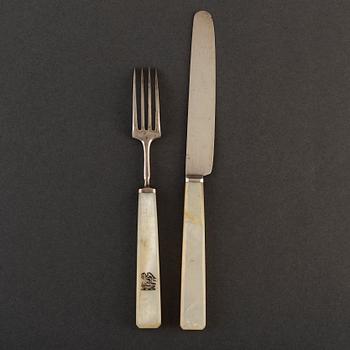 36 psc silver and mother of pearl fruit cutlery, England 19th century.