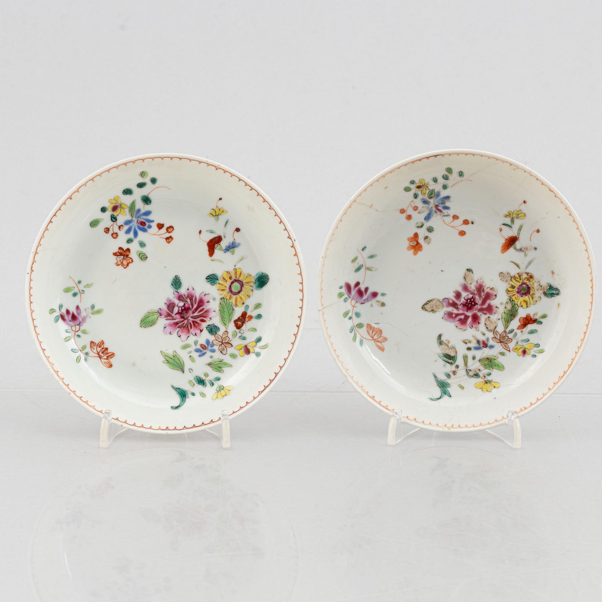 Kopp med fat, terrin utan lock, samt tre fat, porslin, Kina, Qingdynastin, 1700-tal.