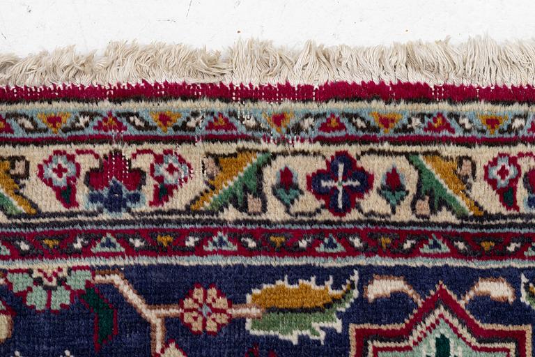 Carpet, Tabriz. Approx. 392 x 295 cm.