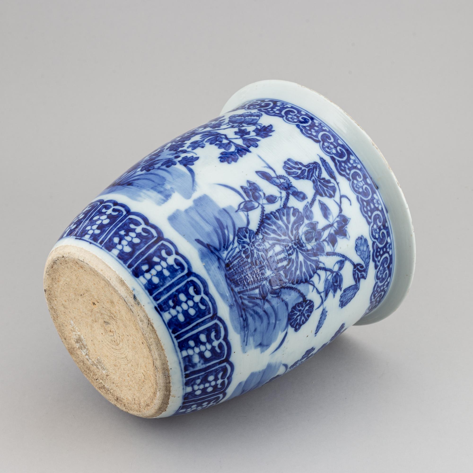 A blue and white flower pot, late Qing dynasty.