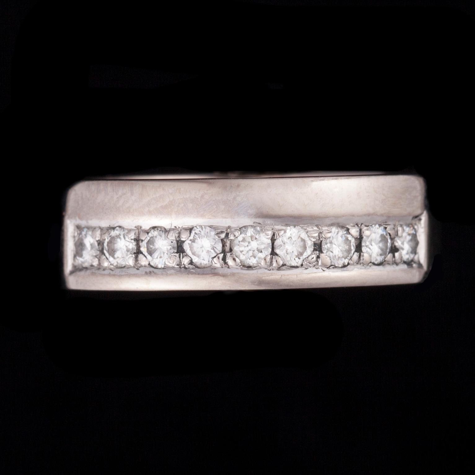 RING, 18K vitguld, 9 briljantslipade diamanter ca 0,30 ct, kontrollstämpel 1980. Vikt 7,4 g.
