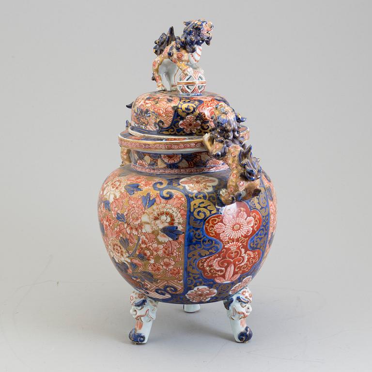 A large Japanese imari incense burner with cover, Meiji period (1868-1912).