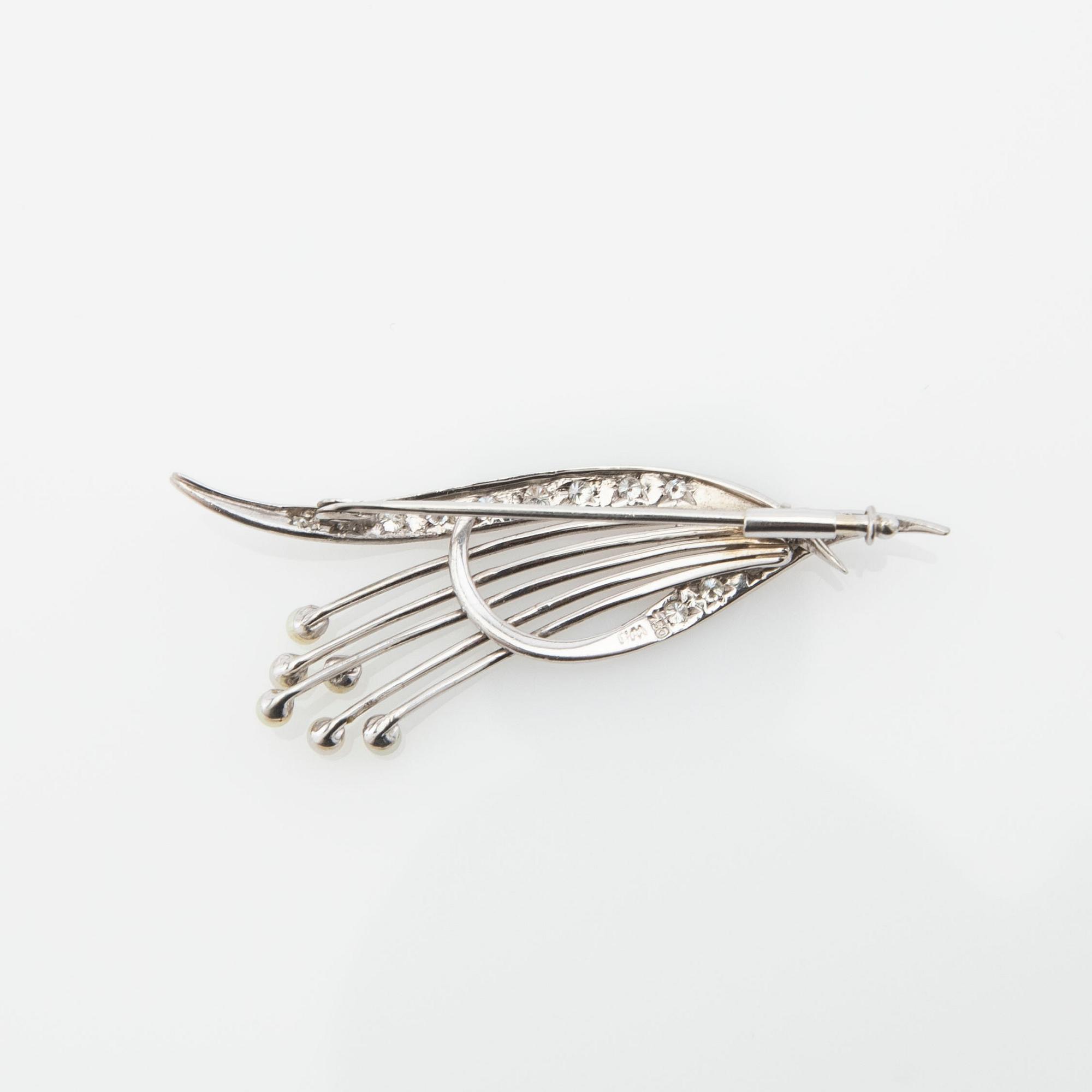 Brooch, 18K white gold with diamonds and pearls.