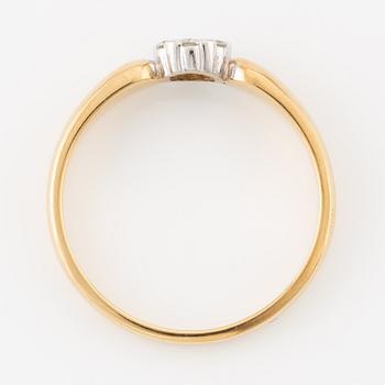 Ring, 18K gold with brilliant-cut diamonds.