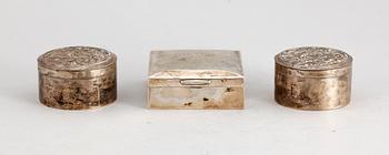 TOILETTEDOSOR ett par SAMT ETUI, silver, bla Arvid Öhrn, Gävle 1846. Totalvikt ca 250 gram.