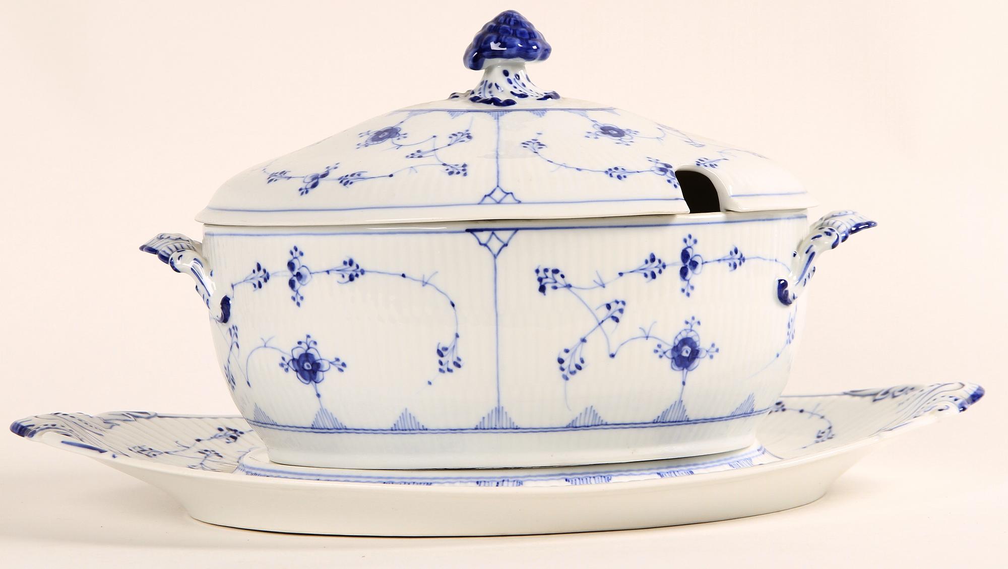 TERRIN MED LOCK OCH FAT, porslin, "Musselmalet", Royal Copenhagen.